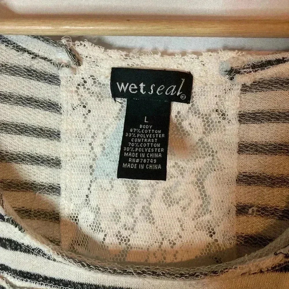 Wet seal‎ top - Picture 2 of 3